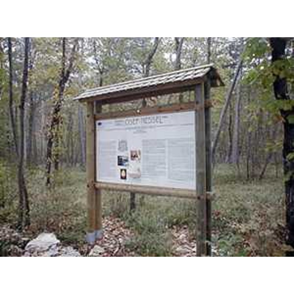 Pannello informativo sul sentiero naturalistico Josef Ressel, nel Bosco Igouza sul Carso triestino, attrezzato per non vedenti, realizzato dal Centro didattico e naturalistico di Basovizza - Località Basovizza 224, 34149 Basovizza (TS).