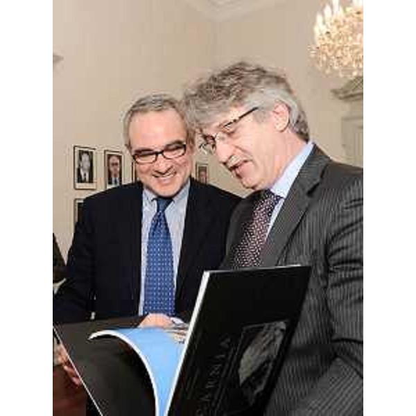 Giuseppe Cossiga (Sottosegretario Difesa) e Renzo Tondo (Presidente Friuli Venezia Giulia) in occasione della firma del Protocollo d'intesa per il Museo della Prima guerra mondiale sul Carso goriziano, nella sede della Regione a Trieste. (Trieste 22/01/10)