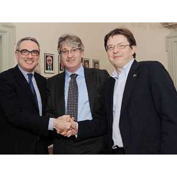 Giuseppe Cossiga (Sottosegretario Difesa), Renzo Tondo (Presidente Friuli Venezia Giulia) ed Enrico Gherghetta (Presidente Provincia Gorizia) in occasione della firma del Protocollo d'intesa per il Museo della Prima guerra mondiale sul Carso goriziano, nella sede della Regione a Trieste. (Trieste 22/01/10)