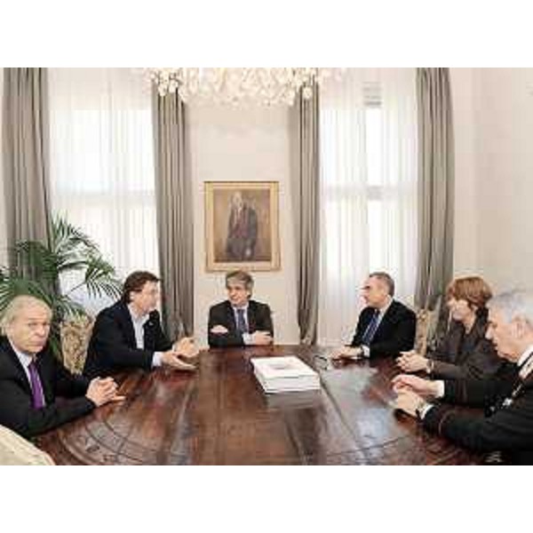 E.Romoli (Sindaco GO), E.Gherghetta (Presidente Provincia GO), R.Tondo (Presidente FVG), G.Cossiga (Sottosegretario Difesa), M.A.Marrosu (Prefetto GO) e V.Barbato (Gen., Commissario generale Onoranze Caduti in Guerra) al tavolo della firma del Protocollo d'intesa per il Museo della Prima guerra mondiale sul Carso goriziano, nella sede della Regione a Trieste. (Trieste 22/01/10)