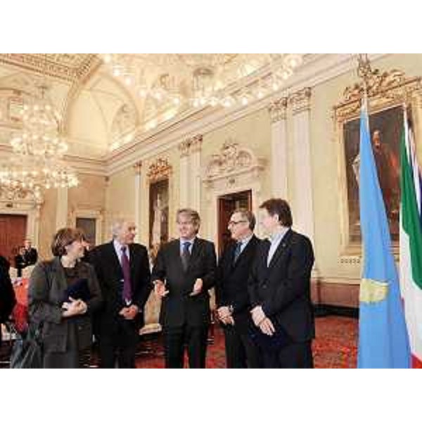 M.A. Marrosu (Prefetto GO), E. Romoli (Sindaco GO), R. Tondo (Presidente FVG), G. Cossiga (Sottosegretario Difesa) ed E. Gherghetta (Presidente Provincia GO) in occasione della firma del Protocollo d'intesa per il Museo della Prima guerra mondiale sul Carso goriziano, nella sede della Regione a Trieste. (Trieste 22/01/10)