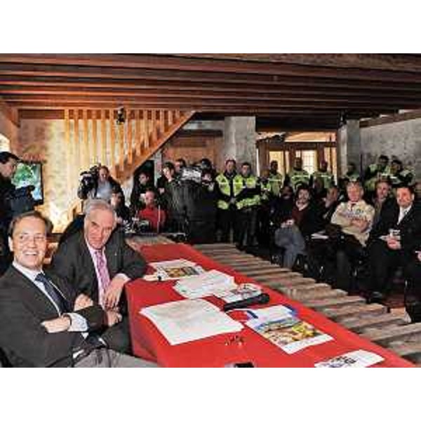 Luca Ciriani (Vicepresidente FVG e assessore regionale Attività produttive) ed Enzo Cainero (Presidente Comitato Tappa Zoncolan) alla presentazione della tappa dello Zoncolan, che segnerà l'avvio dell'ultima decisiva settimana del 93° Giro d'Italia, nel Museo della Segheria veneziana di Aplis. (Ovaro 23/01/10)