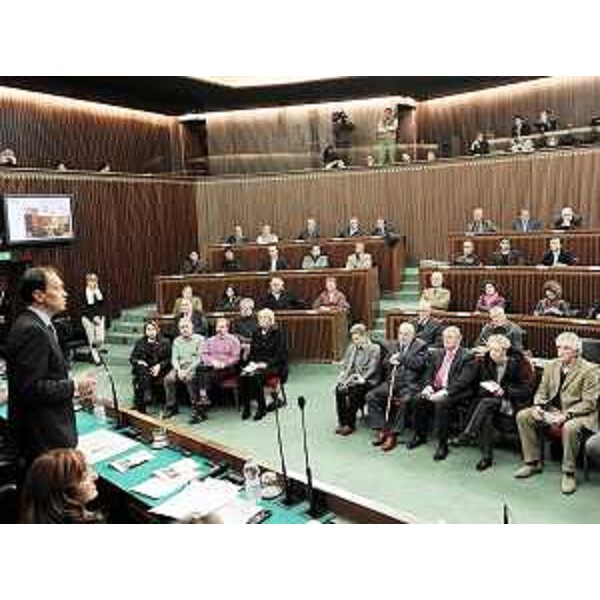 Luca Ciriani (Vicepresidente FVG e Assessore regionale Attività prodttive) interviene alla cerimonia di consegna delle targhe di riconoscimento di "Locale storico del FVG", in Consiglio regionale. (Trieste 25/01/10)