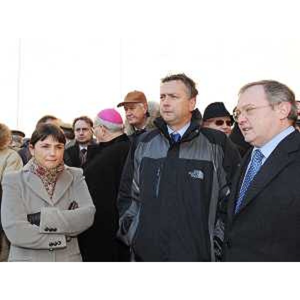 Debora Serracchiani (Europarlamentare), Edouard Ballaman (Presidente Consiglio regionale) e Andrea Garlatti (Assessore regionale Funzione pubblica) alla celebrazione della Giornata della Memoria alla Risiera di San Sabba, a Trieste. (Trieste 27/01/10)