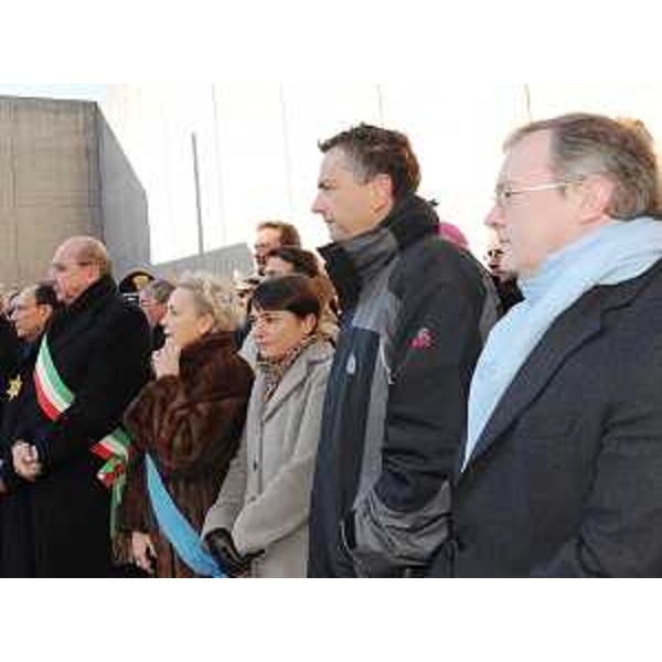 Roberto Dipiazza (Sindaco Trieste), M.T.Bassa Poropat (Presidente Provincia TS), Debora Serracchiani (Europarlamentare), Edouard Ballaman (Presidente Consiglio regionale) e Andrea Garlatti (Assessore regionale Funzione pubblica) alla celebrazione della Giornata della Memoria alla Risiera di San Sabba, a Trieste. (Trieste 27/01/10)