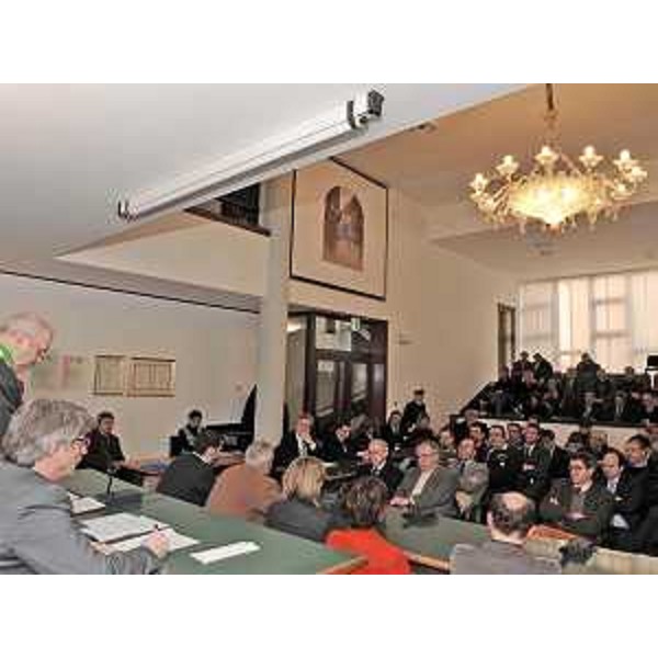 Renzo Tondo (Presidente Friuli Venezia Giulia) nell'aula consiliare del capoluogo della Carnia con Dario Zearo (Sindaco Tolmezzo), la giunta comunale ed i rappresentanti di istituzioni pubbliche dello Stato e degli Enti locali e delle categorie economiche. (Tolmezzo 28/01/10)