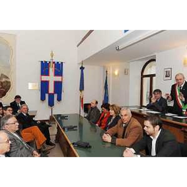 Renzo Tondo (Presidente Friuli Venezia Giulia) nell'aula consiliare del capoluogo della Carnia con Dario Zearo (Sindaco Tolmezzo), la giunta comunale ed i rappresentanti di istituzioni pubbliche dello Stato e degli Enti locali e delle categorie economiche. (Tolmezzo 28/01/10)