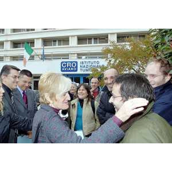 Livia Turco (Ministro della Sanità) con Ezio Beltrame (Assessore regionale alla salute e protezione sociale) vengono salutati dai rappresentanti dell'associazione di volontariato "Ragassi della Panchina" durante la visita al CRO di Aviano. (Aviano 06/11/06)