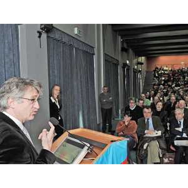 Renzo Tondo (Presidente Friuli Venezia Giulia) interviene al congresso regionale della UIL alla Stazione Marittima di Trieste. (Trieste 03/01/10)