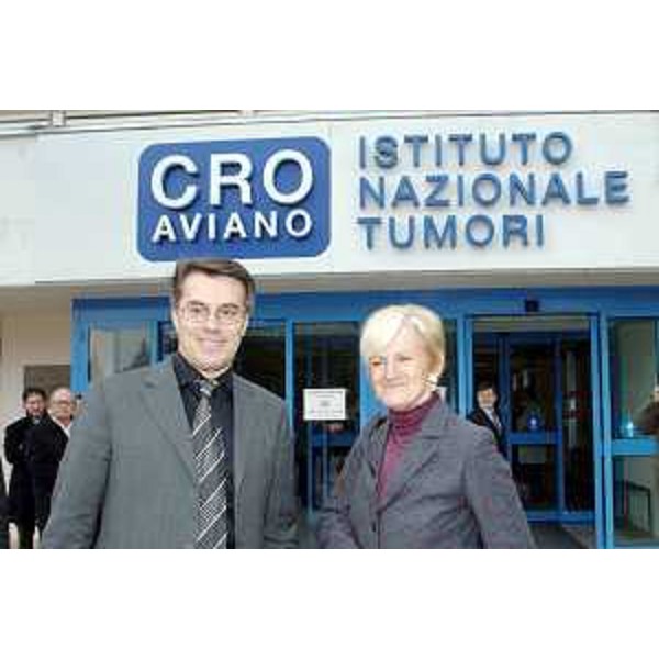 Livia Turco (Ministro della Sanità) con Ezio Beltrame (Assessore regionale alla salute e protezione sociale) ritratti nel corso della visita al CRO di Aviano. (Aviano 06/11/06)
