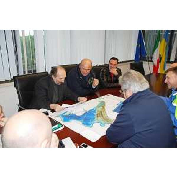 Riccardo Riccardi (Assessore regionale Protezione civile) nel corso dell'incontro sugli argini marini a difesa del centro abitato di Lignano Sabbiadoro. (Lignano Sabbiadoro 06/02/10)
