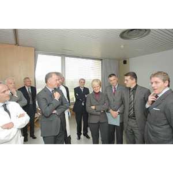 Livia Turco (Ministro della Sanità) con Ezio Beltrame (Assessore regionale alla salute e protezione sociale) e i dirigenti del CRO di Aviano. (Aviano 06/11/06)