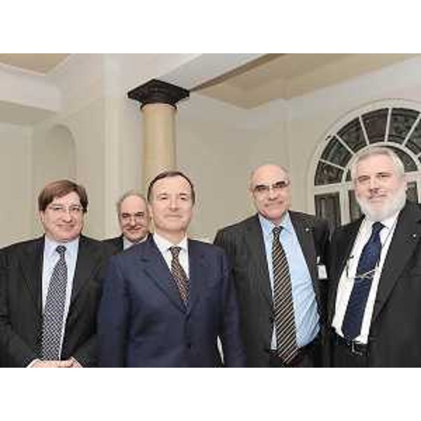 Giovanni Perissinotto (a.d. Assicurazioni Generali), Maurizio Maresca, Franco Frattini (Ministro Affari esteri), Salvador Alemany (Abertis) e Fabrizio Palenzona (Unicredit) nel corso del convegno "Lo spazio mediterraneo della mobilità", all'Hotel Savoia a Trieste. (Trieste 05/02/10)