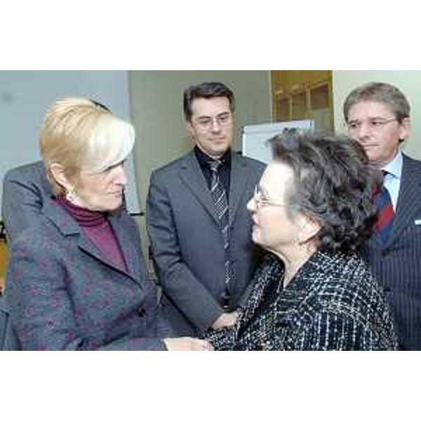 Livia Turco (Ministro della Sanità) con Ezio Beltrame (Assessore regionale alla salute e protezione sociale) vengono salutati dai rappresentanti dell'associazione di volontariato "Via di Natale" durante la visita al CRO di Aviano. (Aviano 06/11/06)