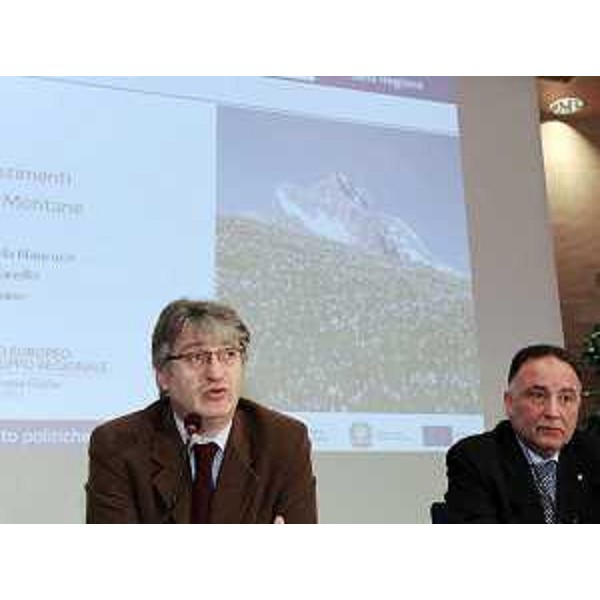 Renzo Tondo (Presidente Friuli Venezia Giulia) e Giuseppe Napoli (Vicedirettore centrale Relazioni internazionali e comunitarie) nel corso del convegno "Nuovi investimenti per le aree montane". (Udine 09/02/10)