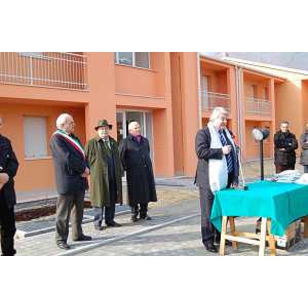 Elio De Anna (Assessore regionale Lavori pubblici) alla consegna degli appartamenti realizzati dall'ATER di Pordenone a Montereale Valcellina, frazione di Malnisio. (Montereale Valcellina 09/02/10)