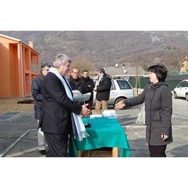 Elio De Anna (Assessore regionale Lavori pubblici) alla consegna degli appartamenti realizzati dall'ATER di Pordenone a Montereale Valcellina, frazione di Malnisio. (Montereale Valcellina 09/02/10)