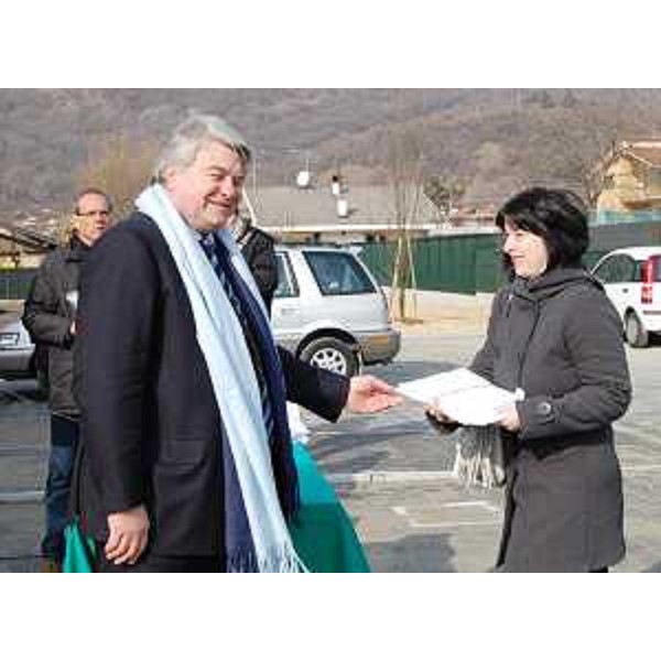 Elio De Anna (Assessore regionale Lavori pubblici) alla consegna degli appartamenti realizzati dall'ATER di Pordenone a Montereale Valcellina, frazione di Malnisio. (Montereale Valcellina 09/02/10)