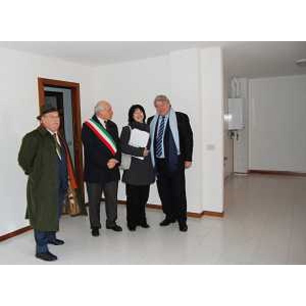 Sergio Peressutti (Presidente ATER PN), Pieromano Anselmi (Sindaco Montereale Valcellina), un'inquilina ed Elio De Anna (Assessore regionale Lavori pubblici) alla consegna degli appartamenti realizzati dall'ATER di Pordenone a Montereale Valcellina, frazione di Malnisio. (Montereale Valcellina 09/02/10)