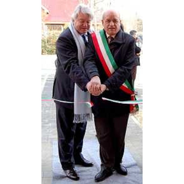 Elio De Anna (Assessore regionale Lavori pubblici) e Pieromano Anselmi (Sindaco Montereale Valcellina) alla consegna degli appartamenti realizzati dall'ATER di Pordenone a Montereale Valcellina, frazione di Malnisio. (Montereale Valcellina 09/02/10)