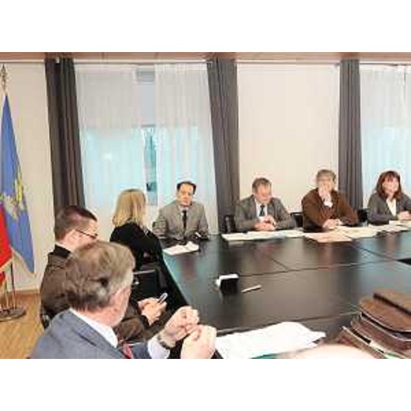 Il tavolo dell'incontro tra Tondo (Presidente Friuli Venezia Giulia), Ciriani (Vicepresidente FVG), Garlatti (Assessore regionale Funzione pubblica), Rosolen (Assessore regionale Lavoro) e i rappresentanti dei sindacati CGIL, CISL, UIL, UGL e CISAL sul comparto unico del pubblico impiego. (Udine 09/02/10)
