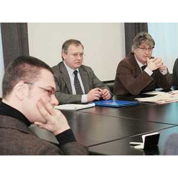 Luca Visintini (Segretario confederale UIL), Andrea Garlatti (Assessore regionale Funzione pubblica) e Renzo Tondo (Presidente Friuli Venezia Giulia) durante l'incontro sul comparto unico del pubblico impiego. (Udine 09/02/10)