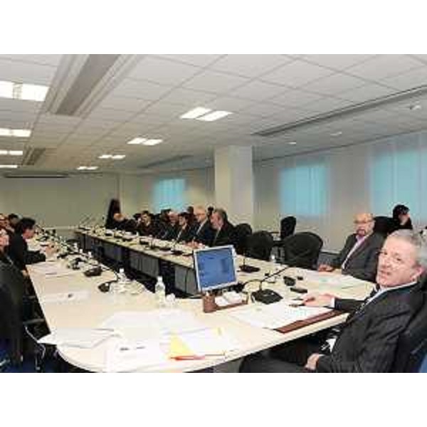 Il tavolo di riunione del Consiglio delle Autonomie locali con il presidente Attilio Vuga. (Udine 09/02/10)
