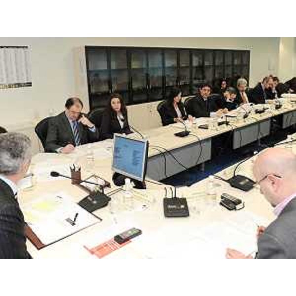 Il tavolo di riunione del Consiglio delle Autonomie locali con il presidente Attilio Vuga e l'assessore regionale per l'Istruzione e la Cultura Roberto Molinaro. (Udine 09/02/10)