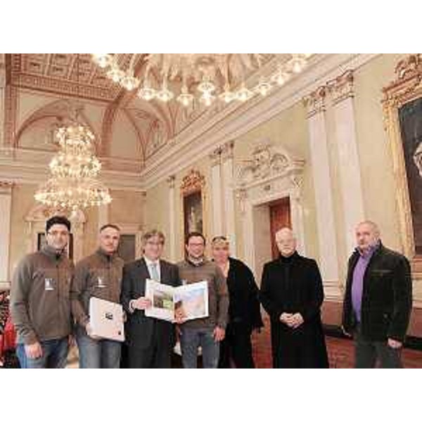 Renzo Tondo (Presidente Friuli Venezia Giulia) alla presentazione del volume "CARNIA confine tra cielo e terra" con gli autori fotografi Gabriele Bano, Paolo Da Pozzo e Luciano Gaudenzio, nella sede della Regione. (Trieste 11/02/10)