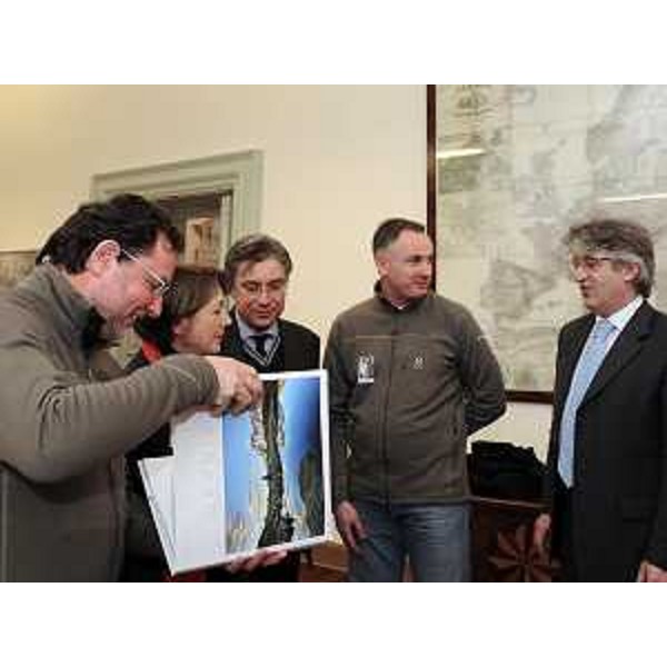 Renzo Tondo (Presidente Friuli Venezia Giulia) alla presentazione del volume "CARNIA confine tra cielo e terra", presenti i rettori Cristiana Compagno (Università Udine) e Francesco Peroni (Università Trieste), nella sede della Regione. (Trieste 11/02/10)