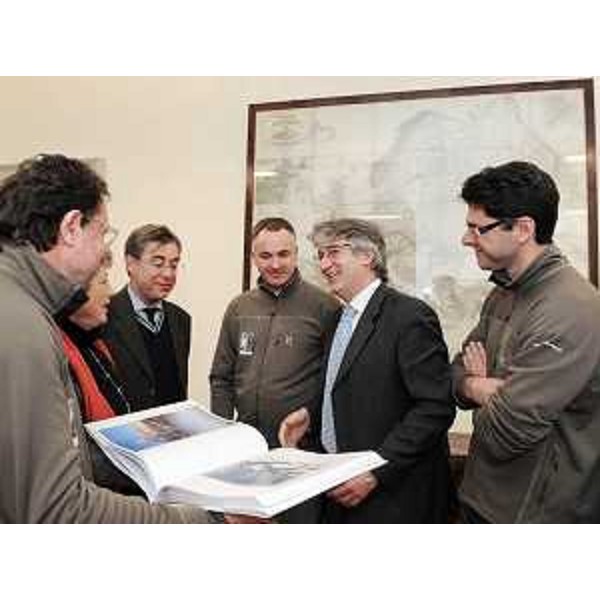 Renzo Tondo (Presidente Friuli Venezia Giulia) alla presentazione del volume "CARNIA confine tra cielo e terra" con gli autori fotografi Gabriele Bano, Paolo Da Pozzo e Luciano Gaudenzio, presenti i rettori Cristiana Compagno (Università Udine) e Francesco Peroni (Università Trieste), nella sede della Regione. (Trieste 11/02/10)