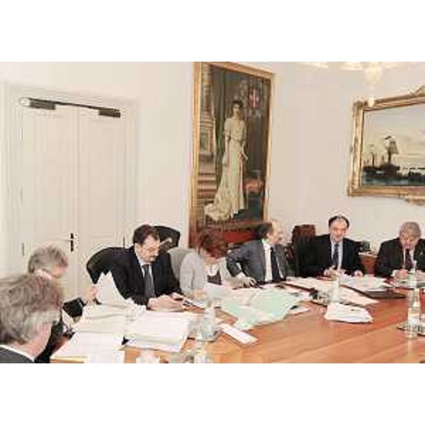 Tavolo di riunione della Giunta regionale, palazzo di piazza Unità a Trieste, sede della Regione. (Trieste 11/02/10)
