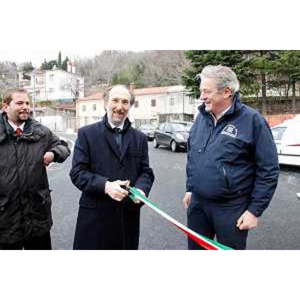 Claudio Giacomelli (Assessore Protezione civile Comune Trieste), Riccardo Riccardi (Assessore regionale Protezione civile) e Guglielmo Berlasso (Direttore centrale Protezione civile FVG) sulla curva Moncolano in Strada del Friuli a Trieste. (Trieste 11/02/10)
