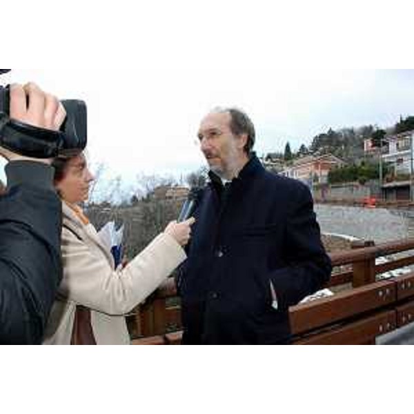 Riccardo Riccardi (Assessore regionale Protezione civile) intervistato sulla curva Moncolano in Strada del Friuli a Trieste. (Trieste 11/02/10)