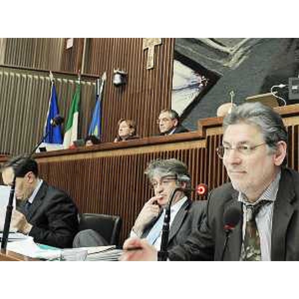 Renzo Tondo (Presidente Friuli Venezia Giulia) e Alessandro Colautti (Consigliere regionale) nel corso delle audizioni sulle misure anti crisi finora prodotte dalla Giunta regionale, in Consiglio regionale. (Trieste 11/02/10)