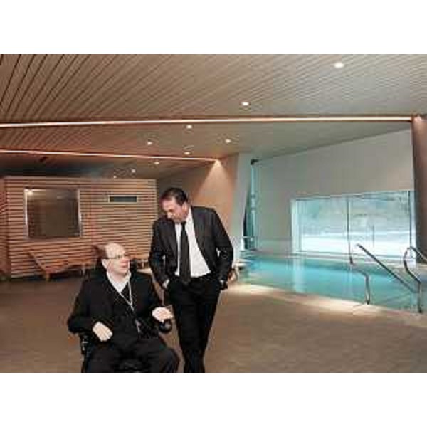 Vladimir Kosic (Assessore regionale Salute, Integrazione sociosanitaria e Politiche sociali) visita i nuovi spazi attrezzati delle Terme di Arta. (Arta Terme 12/02/10)