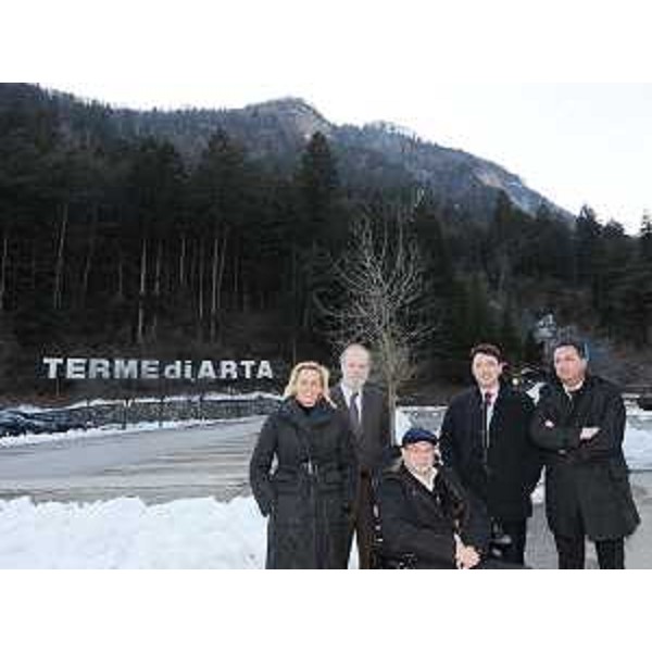 Vladimir Kosic (Assessore regionale Salute, Integrazione sociosanitaria e Politiche sociali) visita i nuovi spazi attrezzati delle Terme di Arta. (Arta Terme 12/02/10)