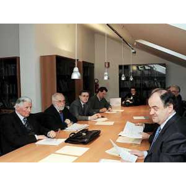 Roberto Molinaro (Assessore regionale Istruzione, Formazione e Cultura, delegato Politiche Famiglia) nel corso della riunione d'insediamento del Comitato di Gestione del Fondo speciale per il Volontariato in Friuli Venezia Giulia. (Trieste 15/02/10)