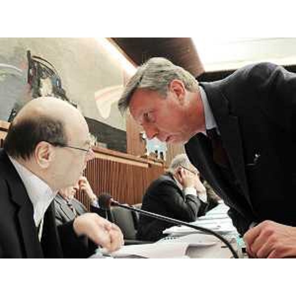 Vladimir Kosic (Assessore regionale Salute, Integrazione sociosanitaria e Politiche sociali) e Giorgio Venier Romano (Consigliere regionale) nel corso delle audizioni sul Piano sociosanitario 2010-2012 in III Commissione, in Consiglio regionale. (Trieste 16/02/10)