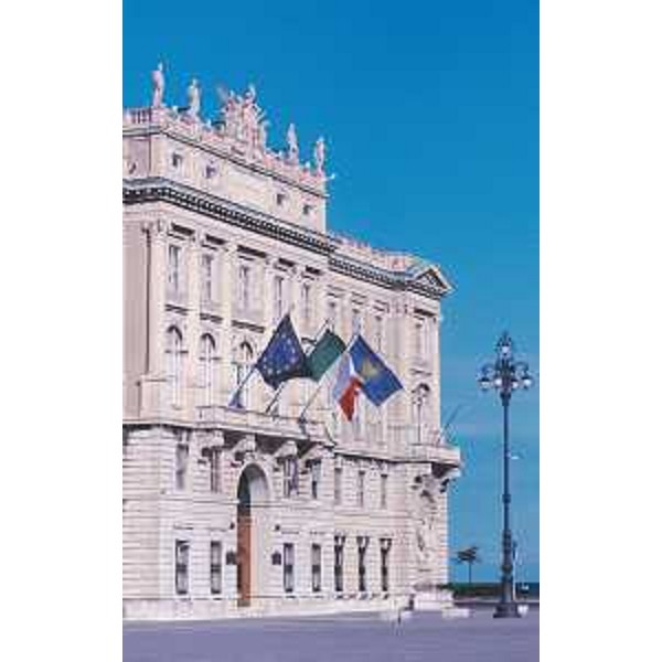Palazzo della Regione, sede della Giunta regionale, in Piazza Unità d'Italia a Trieste - Foto scattata il 24 luglio 2002