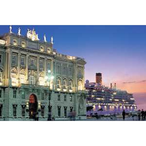 Palazzo della Regione, sede della Giunta regionale, in Piazza Unità d'Italia a Trieste, al tramonto con nave attraccata alla Stazione Marittima - Foto scattata il 4 dicembre 2002 