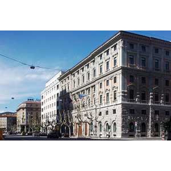 Palazzo della Regione in Via Giosuè Carducci 6 a Trieste, angolo Via del Coroneo - Foto scattata il 3 agosto 2005