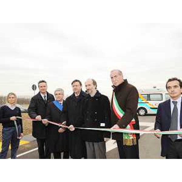 E.Ballaman (Presidente Consiglio regionale), P.Fontanini (Presidente Provincia UD), G.Santuz (Presidente Autovie Venete), R.Riccardi (Assessore regionale Viabilità e Trasporti), V.Biasutti (Sindaco Ronchis) e D.Melò (a.d. Autovie Venete) all'inaugurazione dei collegamenti stradali al casello autostradale di Ronchis sulla A4 Venezia-Trieste. (Ronchis 17/02/10)
