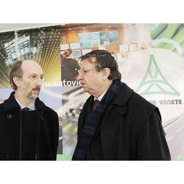 R.Riccardi (Assessore regionale Viabilità e Trasporti) e G.Santuz (Presidente Autovie Venete) all'inaugurazione dei collegamenti stradali al casello autostradale di Ronchis sulla A4 Venezia-Trieste. (Ronchis 17/02/10)