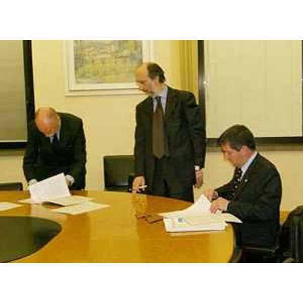 Paolo Polli (Presidente FVG Strade), Riccardo Riccardi (Assessore regionale Viabilità e Trasporti) e Giambattista Turridano (Sindaco Dignano) firmano la convenzione per la rotatoria da realizzare in località Carpacco. (Dignano 16/02/10)