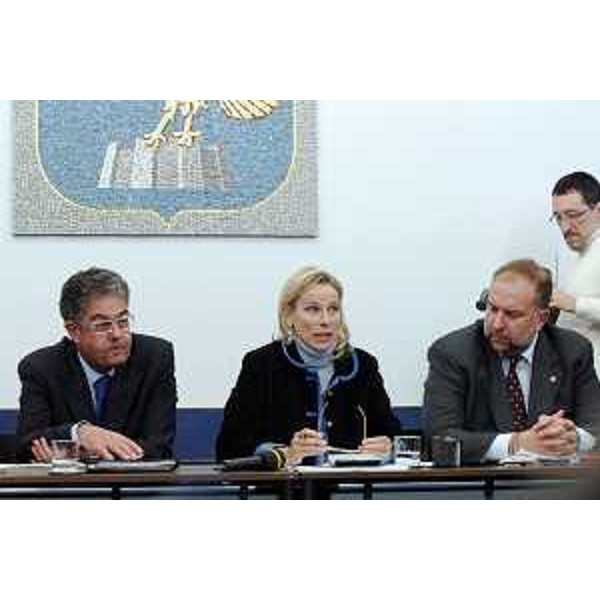 Roberto Antonaz (Assessore regionale all’istruzione, cultura, sport e pace) con Roberto Cosolini (Assessore regionale al lavoro, formazione, università e ricerca) e Giovanna Melandri (Ministro per le Politiche giovanili e le attività sportive) ritratti in occasione della conferenza stampa in cui sono state illustrate le politiche per i giovani della Finanziaria 2007. (Trieste 07/11/06)