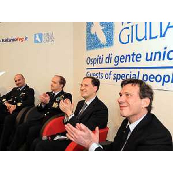 Luca Ciriani (Vicepresidente FVG e Assessore regionale Attività produttive) e Andrea Di Giovanni (Direttore Turismo FVG) in conferenza stampa nello stand della Turismo FVG alla BIT di Milano. (Milano 19/02/10)