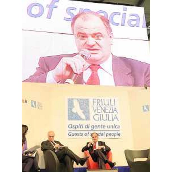 Roberto Molinaro (Assessore regionale Cultura) ed Enzo Cainero (Commissario straordinario Azienda speciale Villa Manin) presentano i Grandi Eventi di Villa Manin per il 2010 nello stand della Turismo FVG alla BIT di Milano. (Milano 20/02/10)