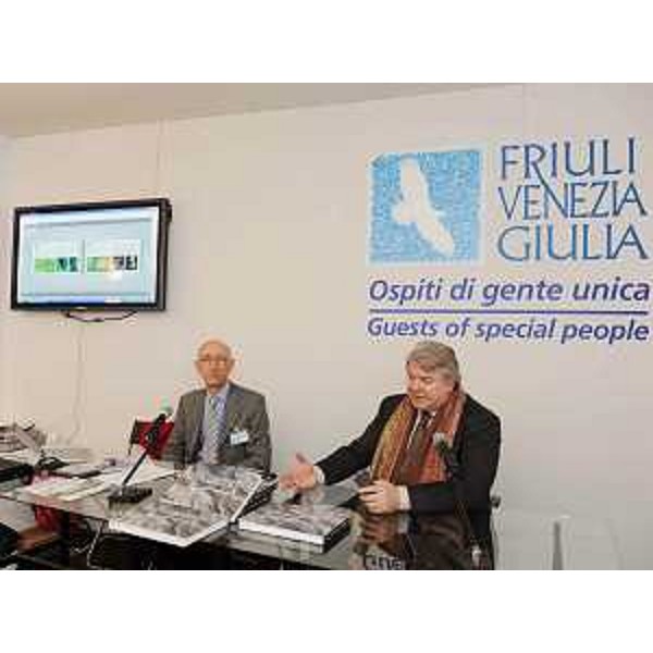 Franco Cucchi (Docente Geologia Università Trieste) ed Elio De Anna (Assessore regionale Ambiente) presentano il volume sui Geositi del FVG, nello stand della Turismo FVG alla BIT di Milano. (Milano 20/02/10)