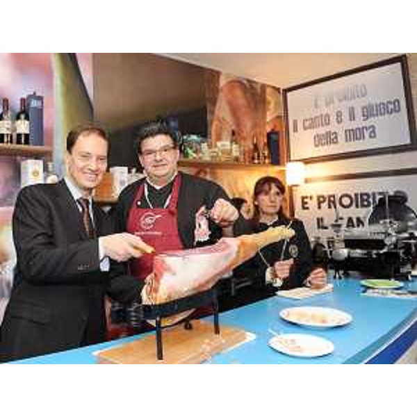 Luca Ciriani (Vicepresidente FVG e Assessore regionale Attività produttive) negli stand della Turismo FVG che promuovono i prodotti agroalimentari tipici della regione, alla BIT di Milano. (Milano 20/02/10)